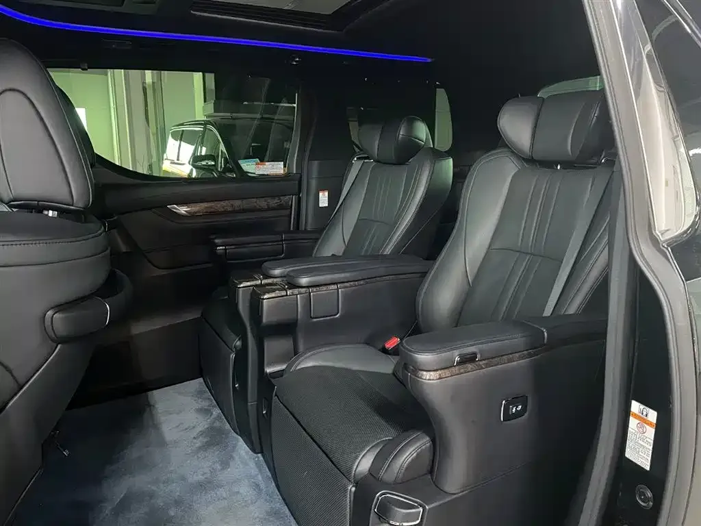Toyota Vellfire — фото 7