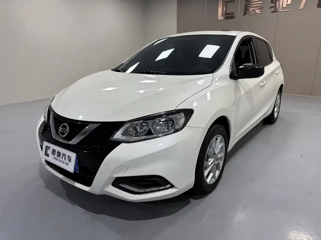 Nissan Tiida — фото 1