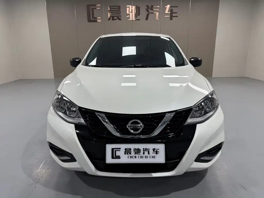 Nissan Tiida — фото 2