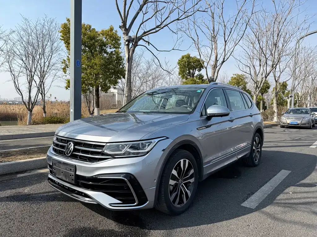 Volkswagen Tiguan L — фото 1