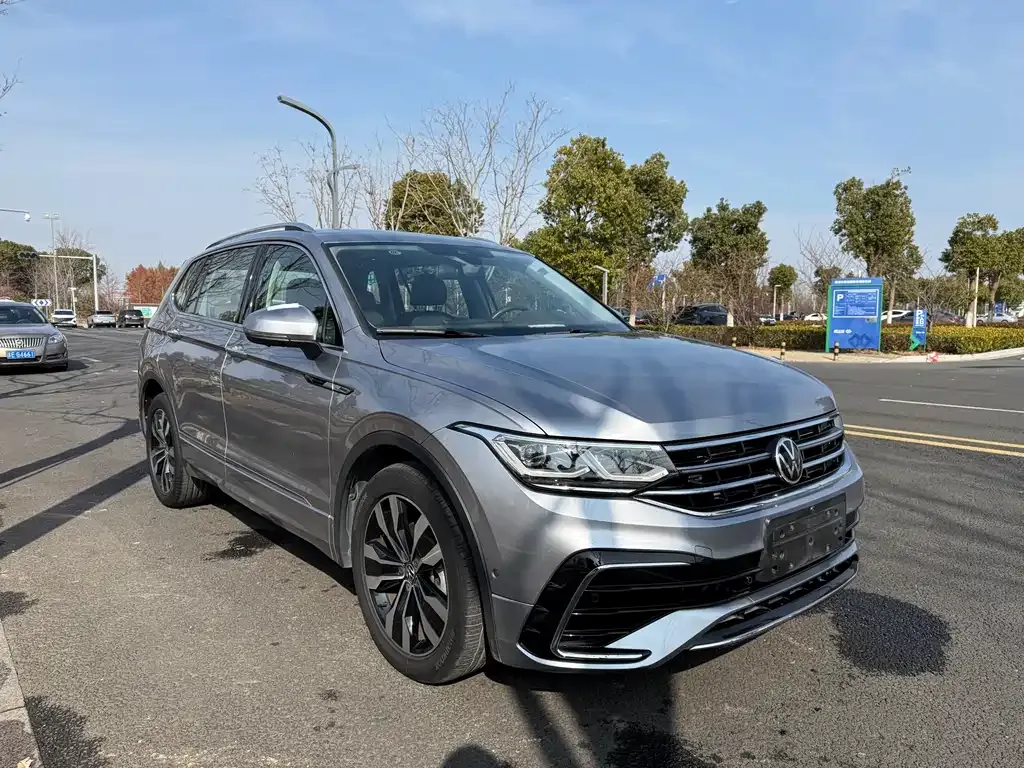 Volkswagen Tiguan L — фото 9