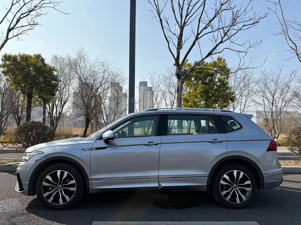 Volkswagen Tiguan L — фото 10