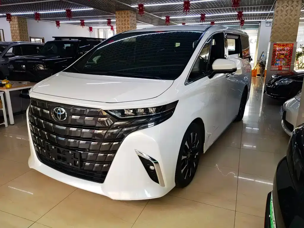 Toyota Alphard — фото 1