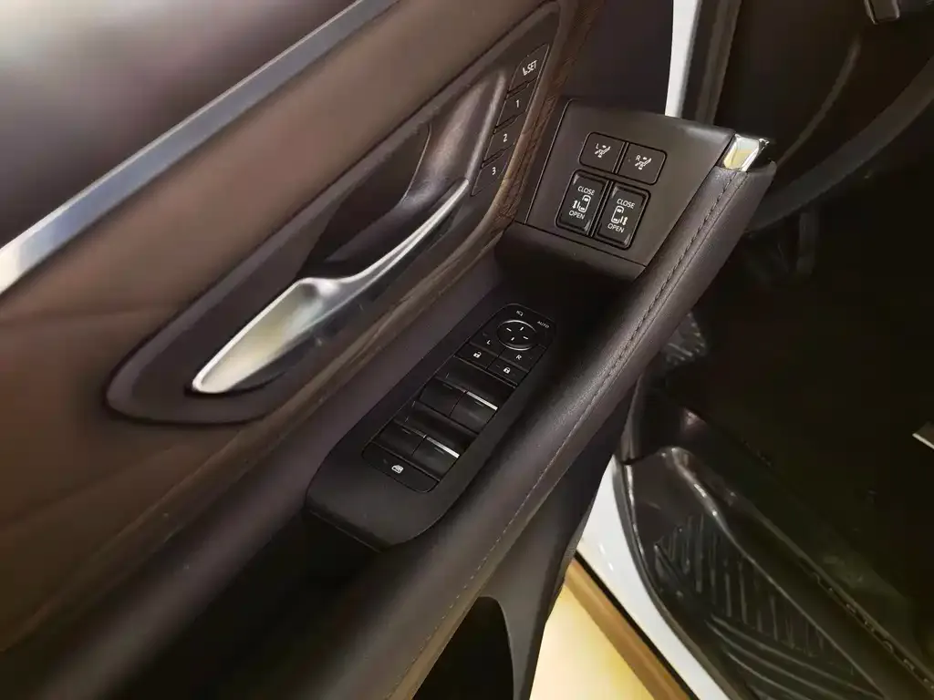 Toyota Alphard — фото 3