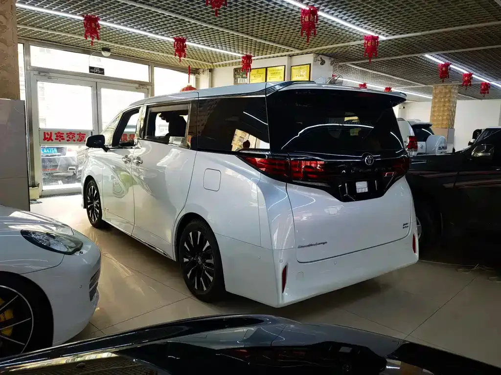 Toyota Alphard — фото 9