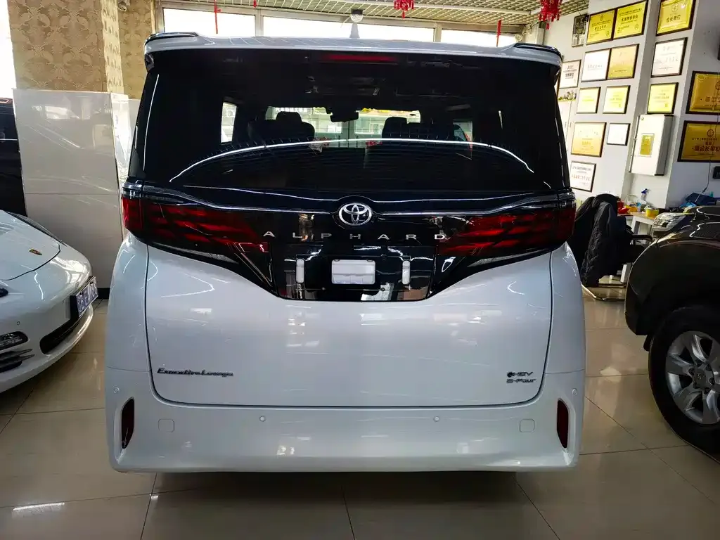 Toyota Alphard — фото 4
