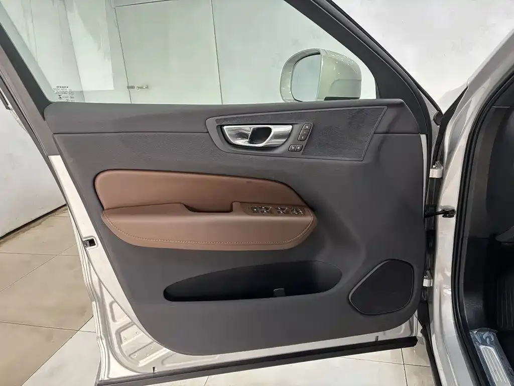 Volvo XC60 — фото 3