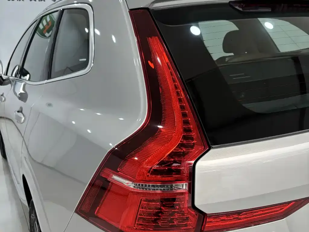 Volvo XC60 — фото 8