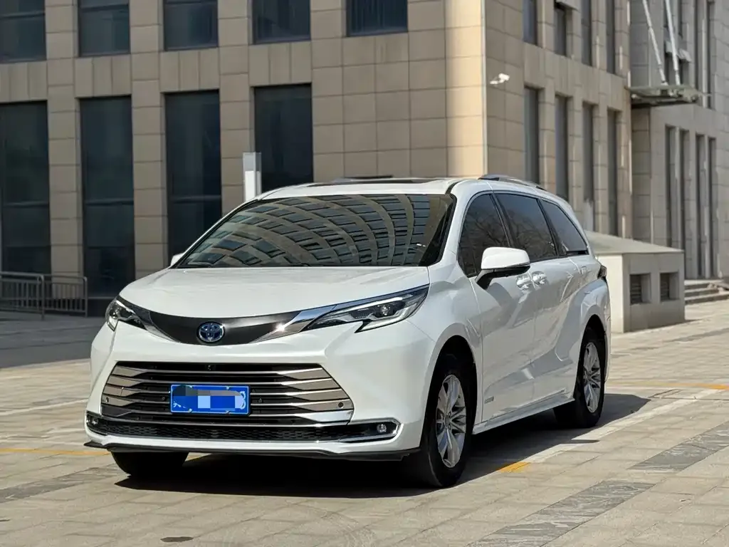 Toyota Sienna — фото 1