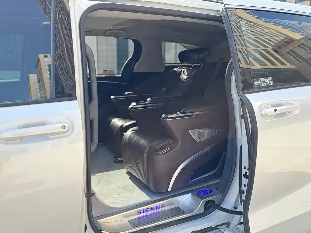 Toyota Sienna — фото 10