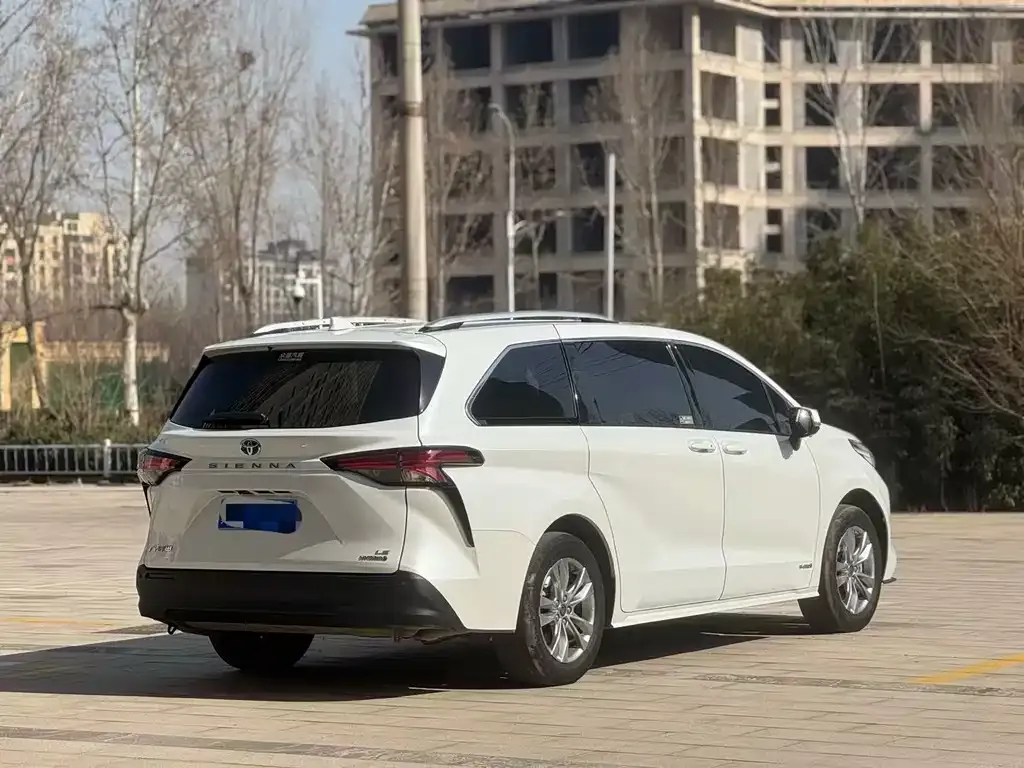 Toyota Sienna — фото 2