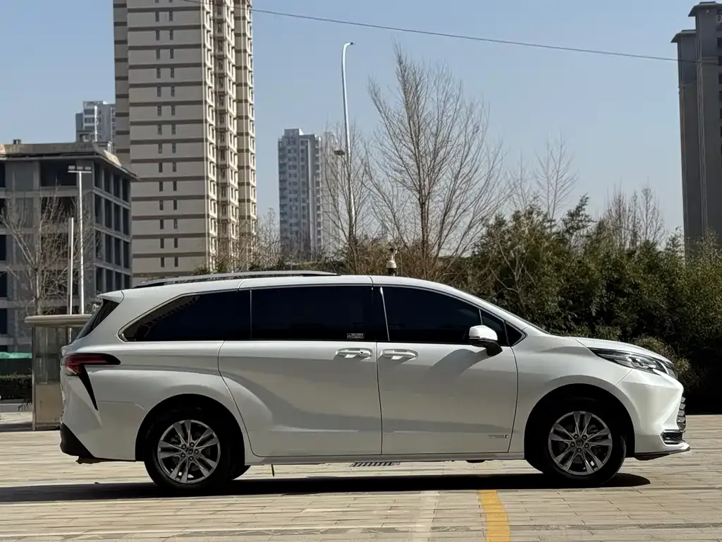Toyota Sienna — фото 7