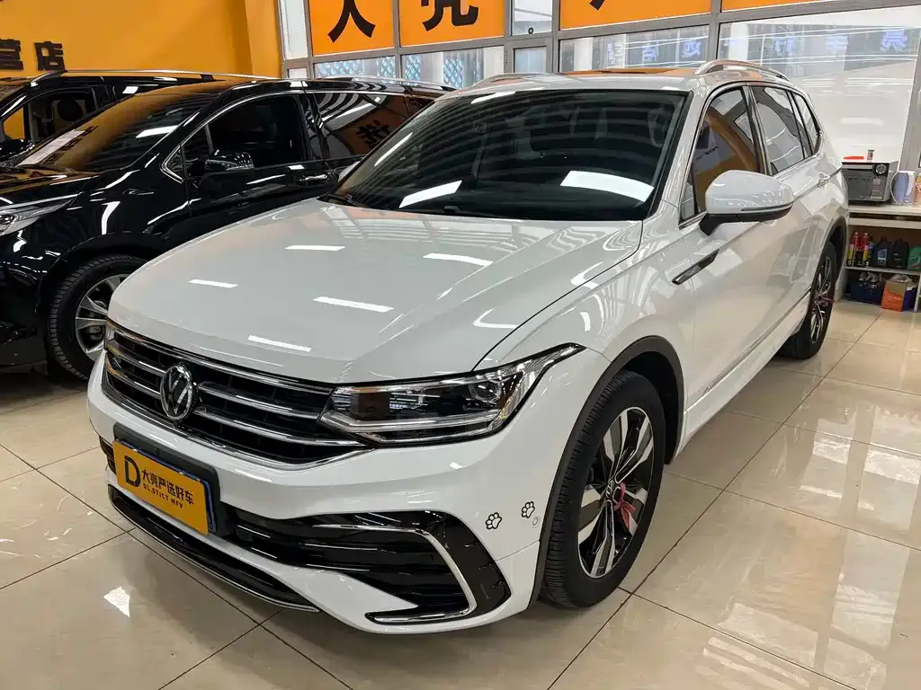 Volkswagen Tiguan L — фото 1