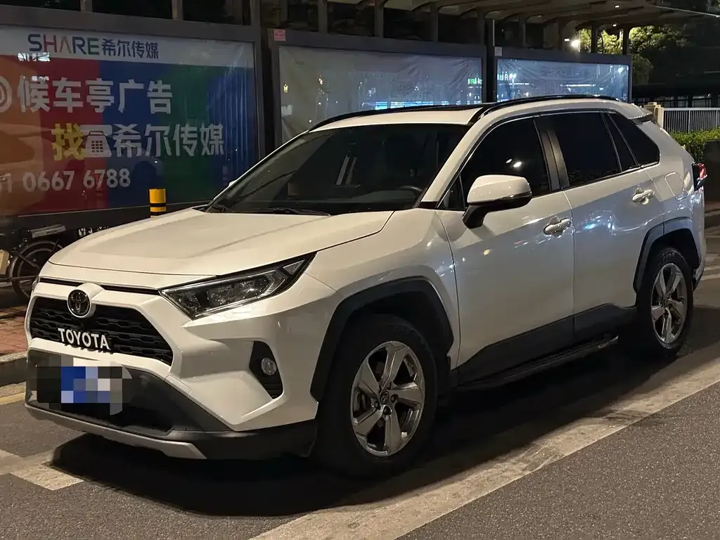 Toyota RAV4 — фото 1