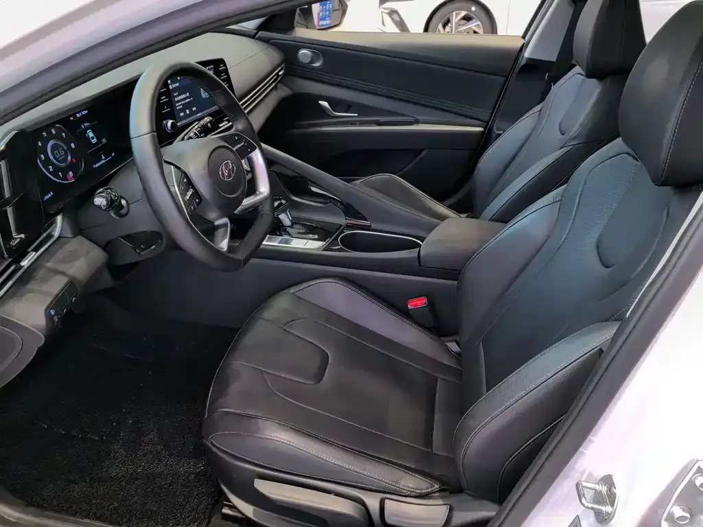 Hyundai Elantra — фото 2