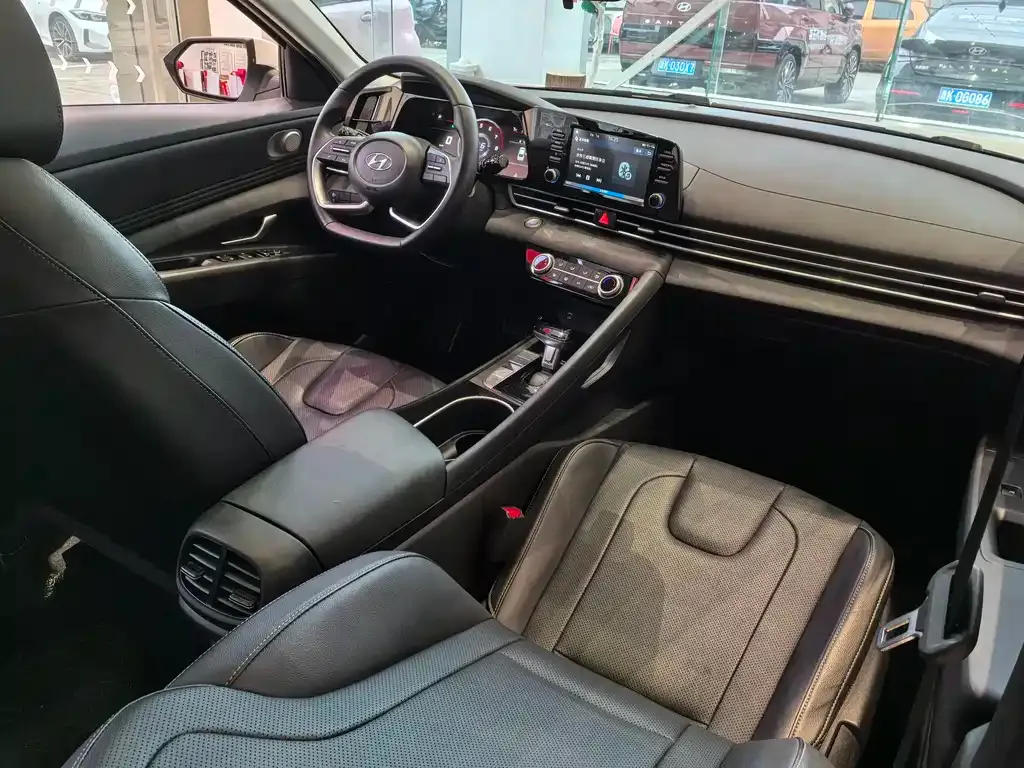 Hyundai Elantra — фото 4
