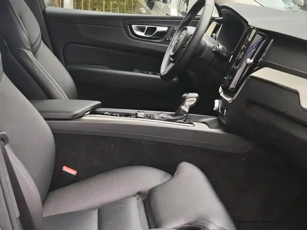 Volvo XC60 — фото 2