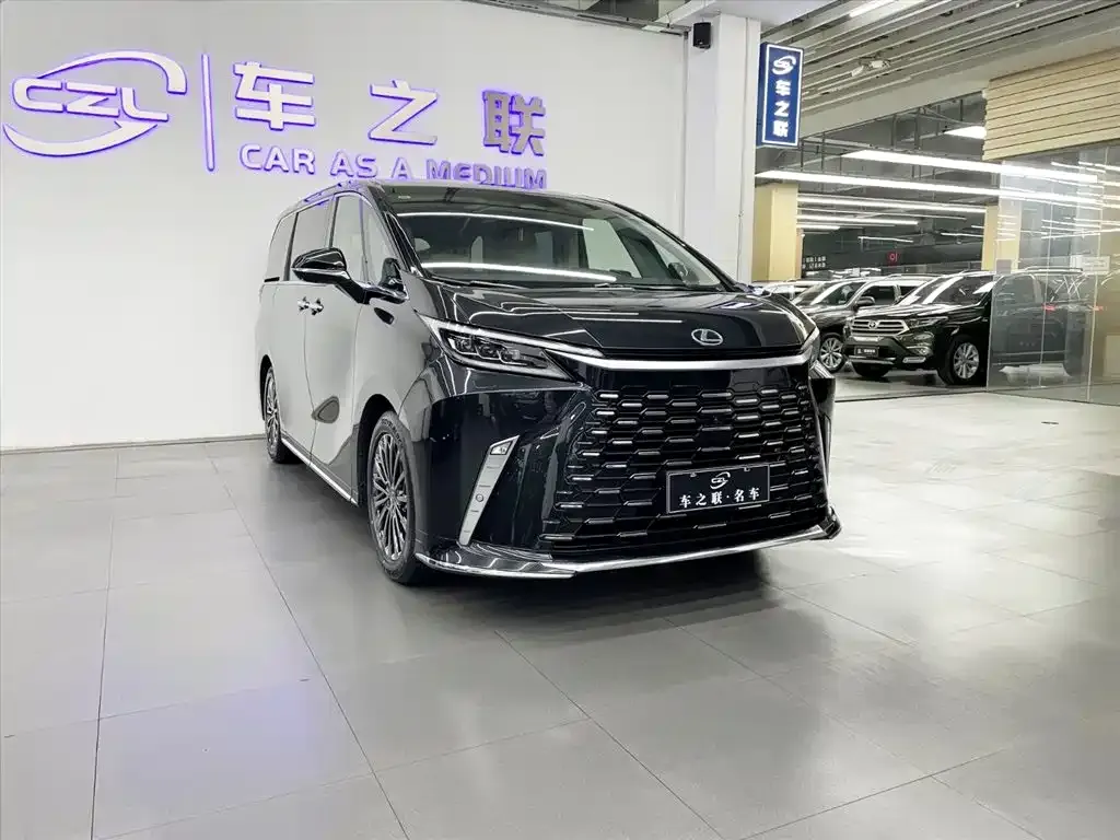 Lexus LM — фото 1