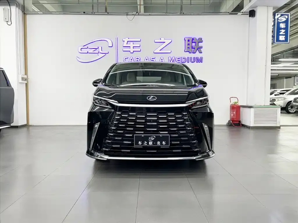 Lexus LM — фото 2