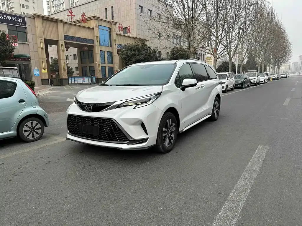 Toyota Granvia — фото 1