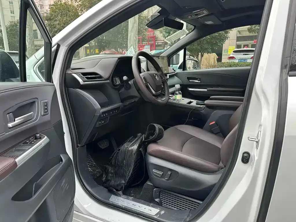 Toyota Granvia — фото 6