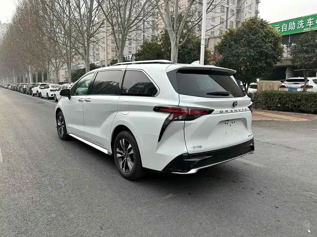 Toyota Granvia — фото 10