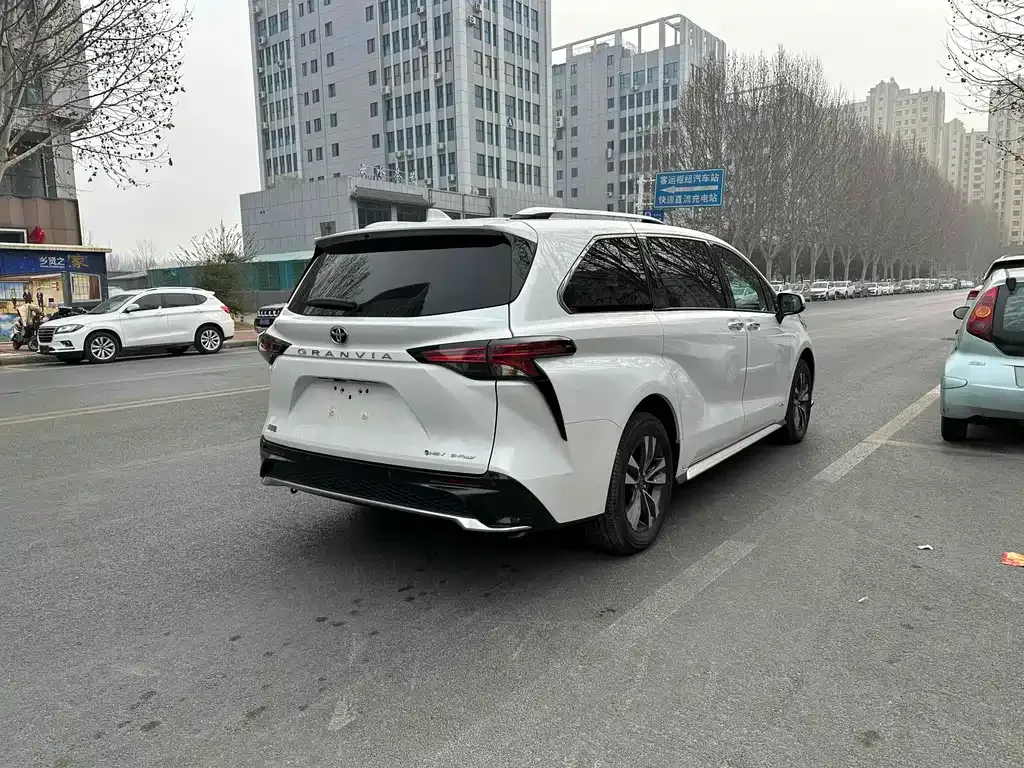 Toyota Granvia — фото 5