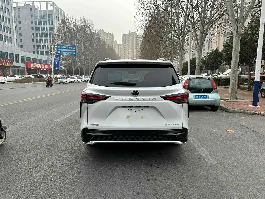 Toyota Granvia — фото 4