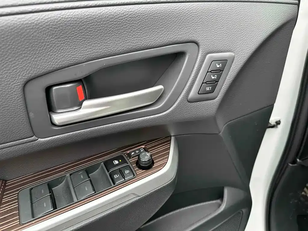 Toyota Granvia — фото 7