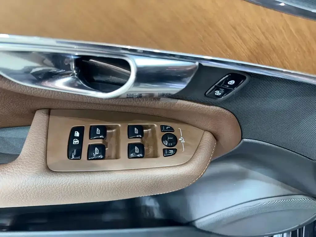 Volvo XC90 — фото 3