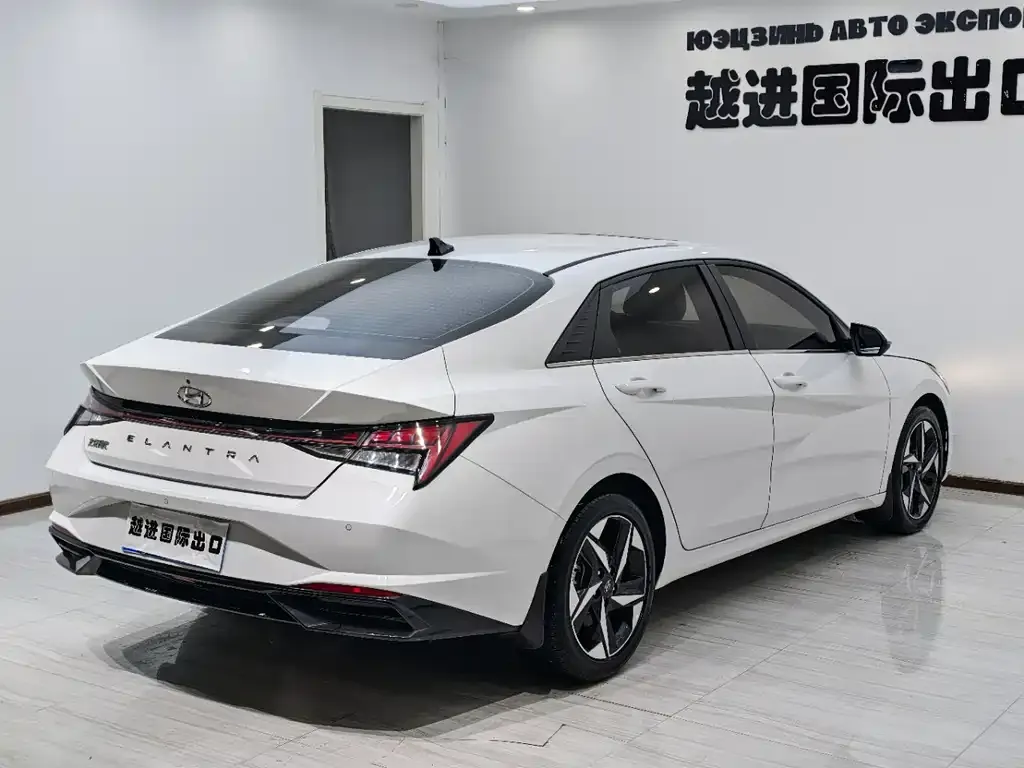 Hyundai Elantra — фото 5