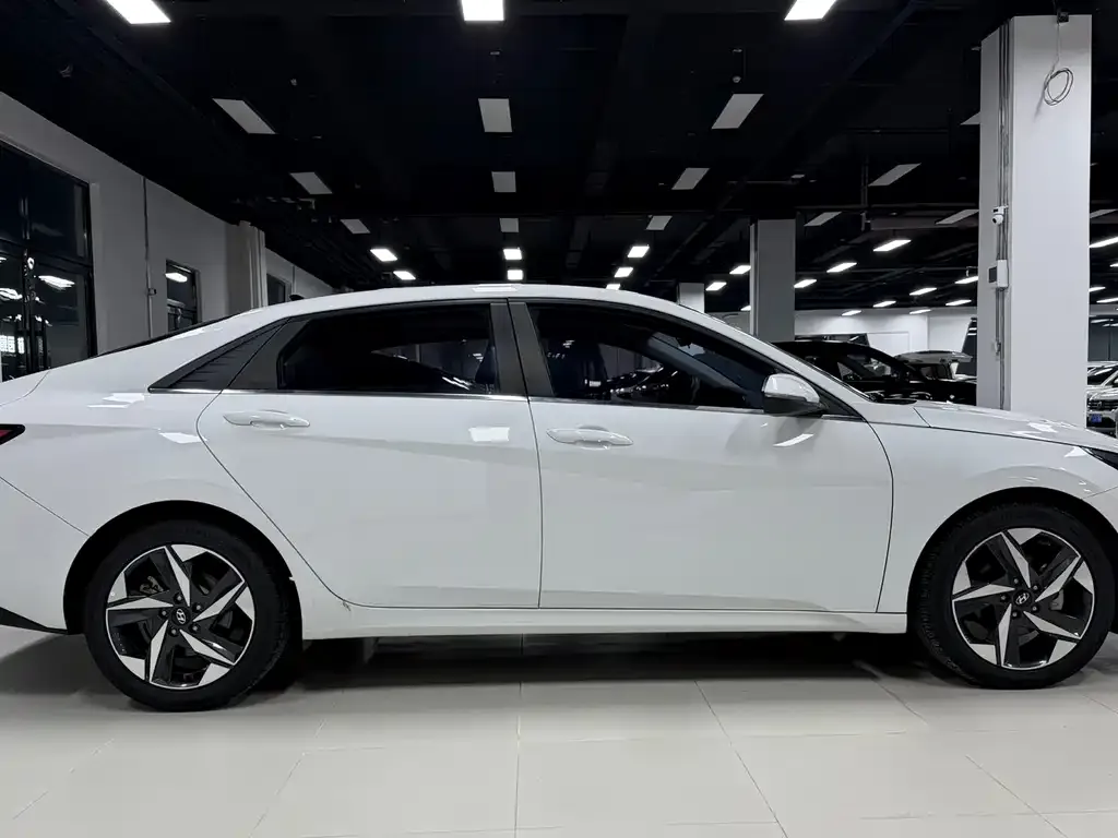 Hyundai Elantra — фото 2