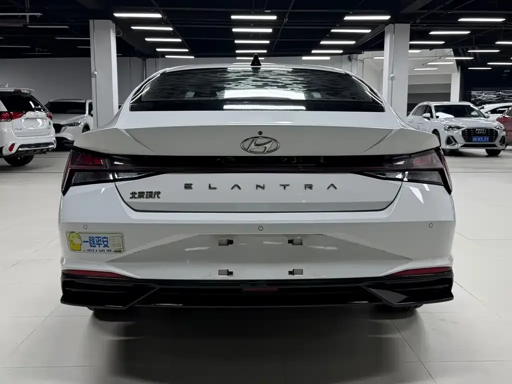 Hyundai Elantra — фото 5