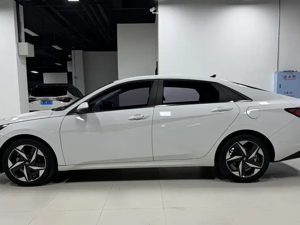 Hyundai Elantra — фото 3