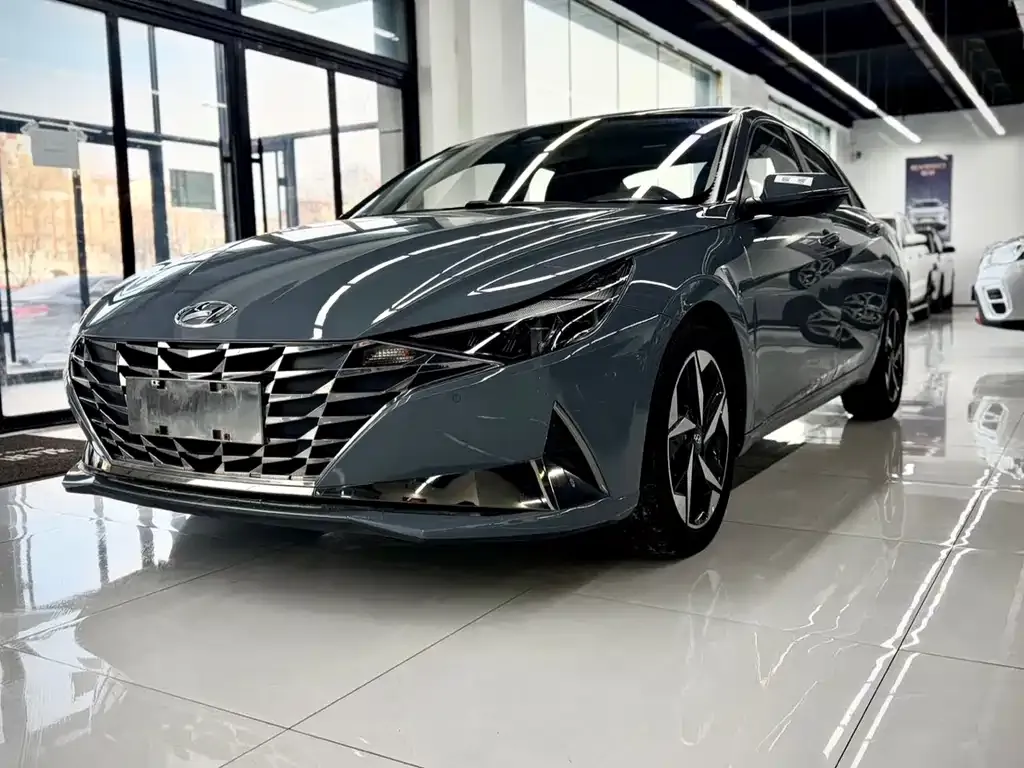 Hyundai Elantra — фото 1