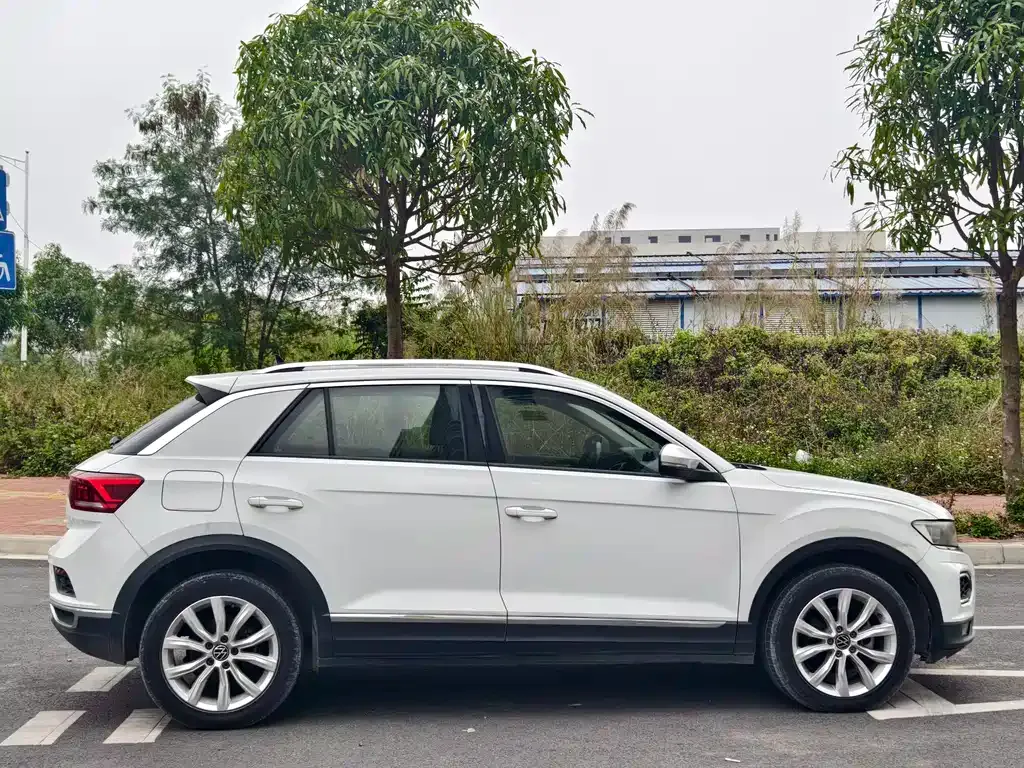 Volkswagen T-Roc — фото 10
