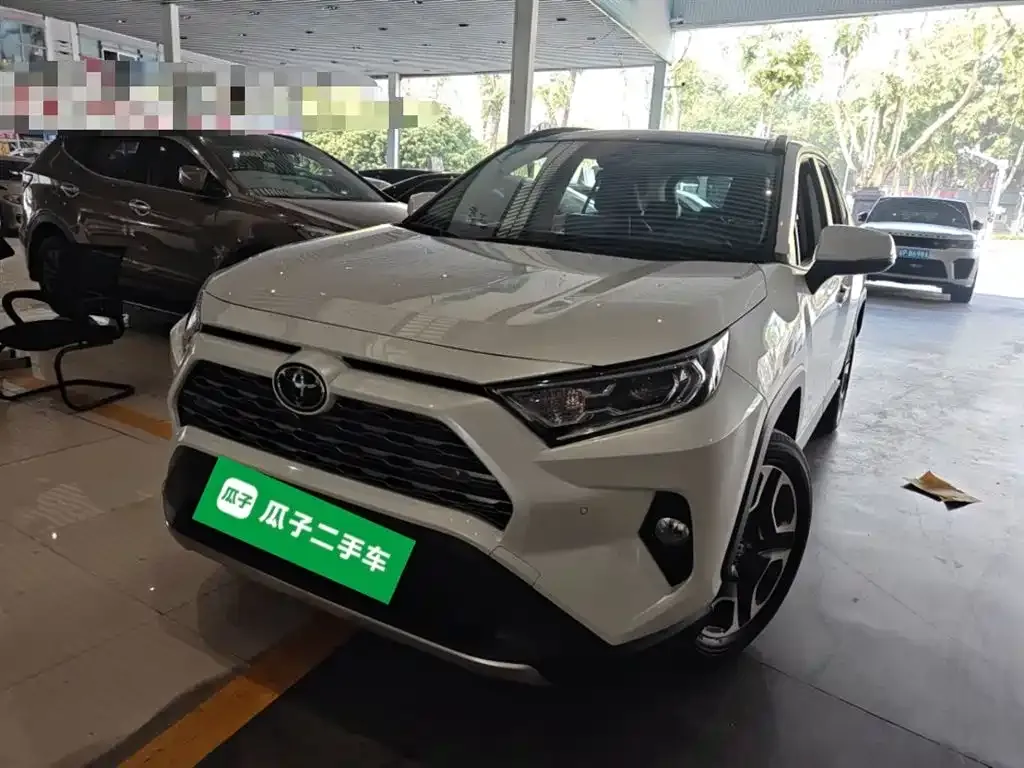 Toyota RAV4 — фото 1
