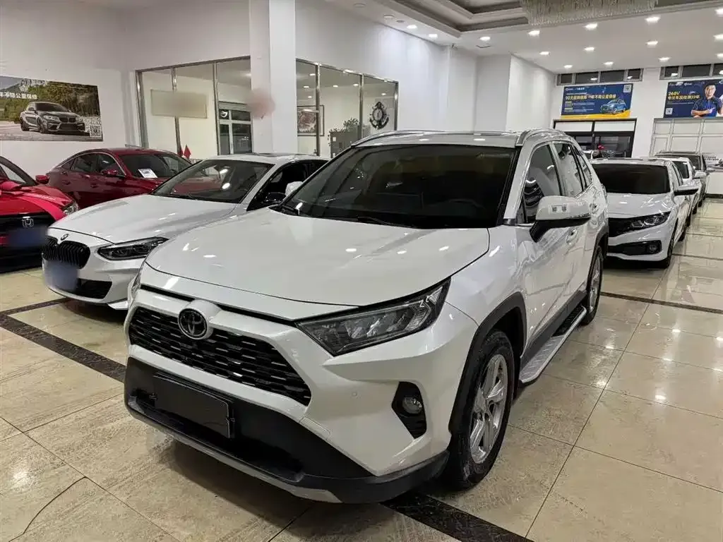 Toyota RAV4 — фото 1