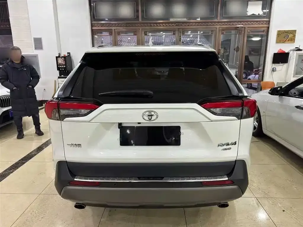Toyota RAV4 — фото 9
