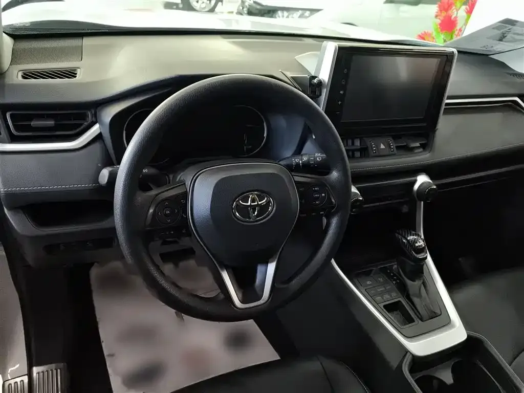 Toyota RAV4 — фото 2