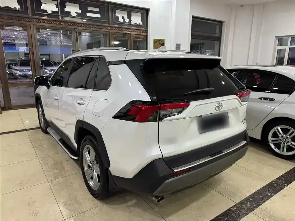 Toyota RAV4 — фото 8