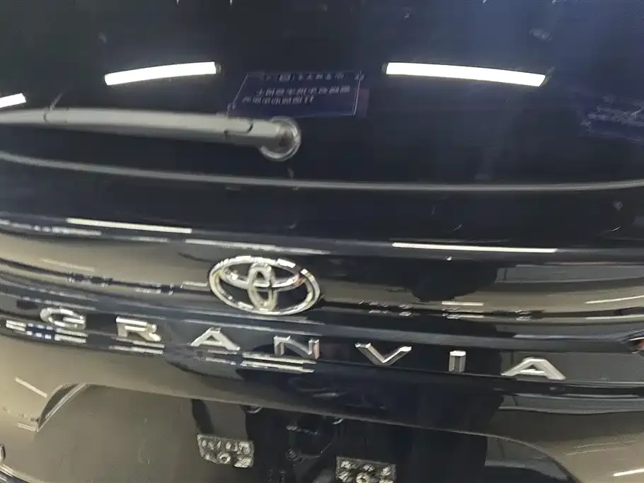 Toyota Granvia — фото 4