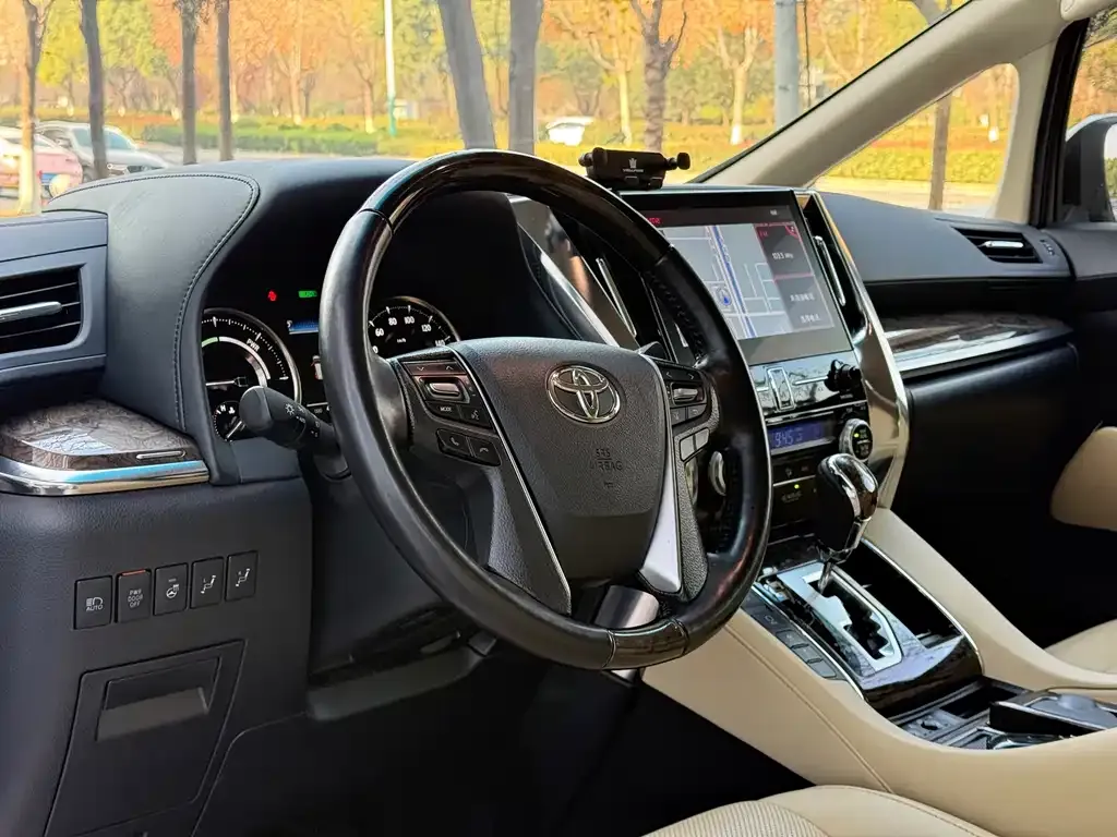 Toyota Vellfire — фото 10