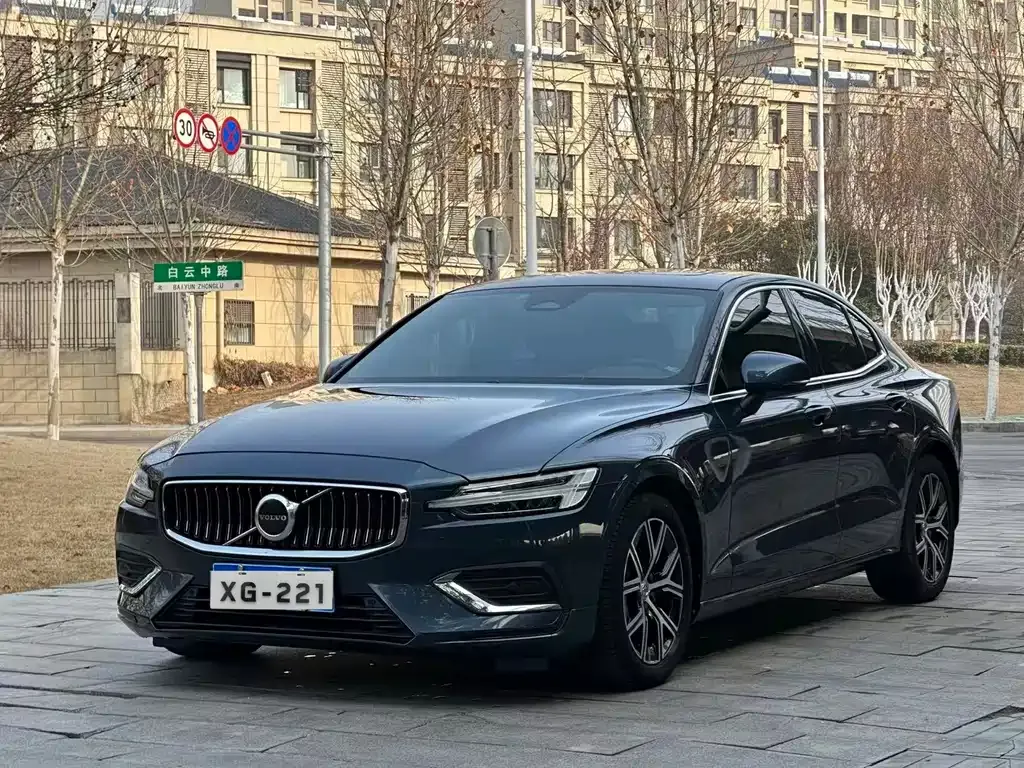 Volvo S60 — фото 1