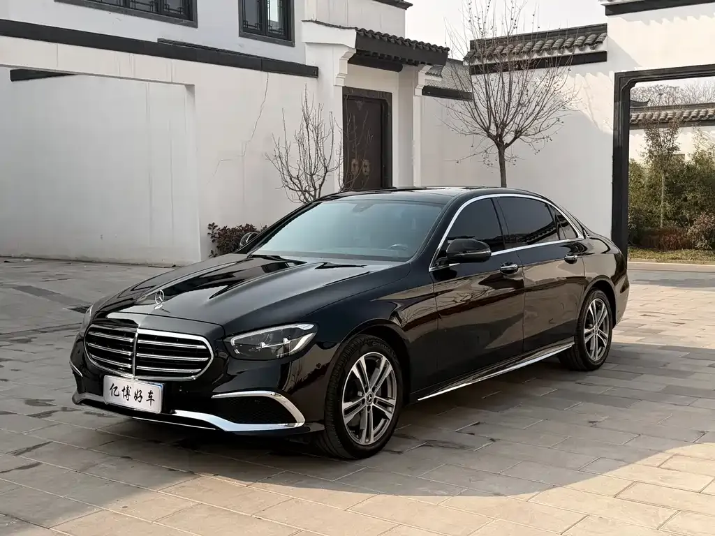 Mercedes-Benz E-Class — фото 1
