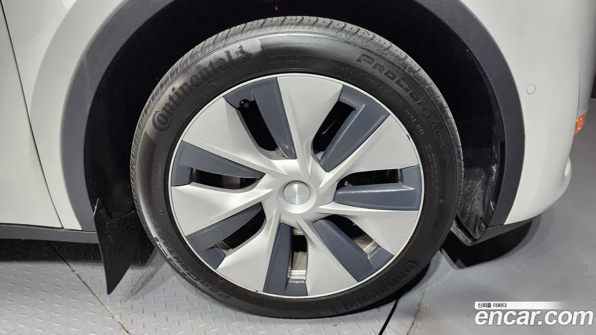 Tesla Model Y — фото 10