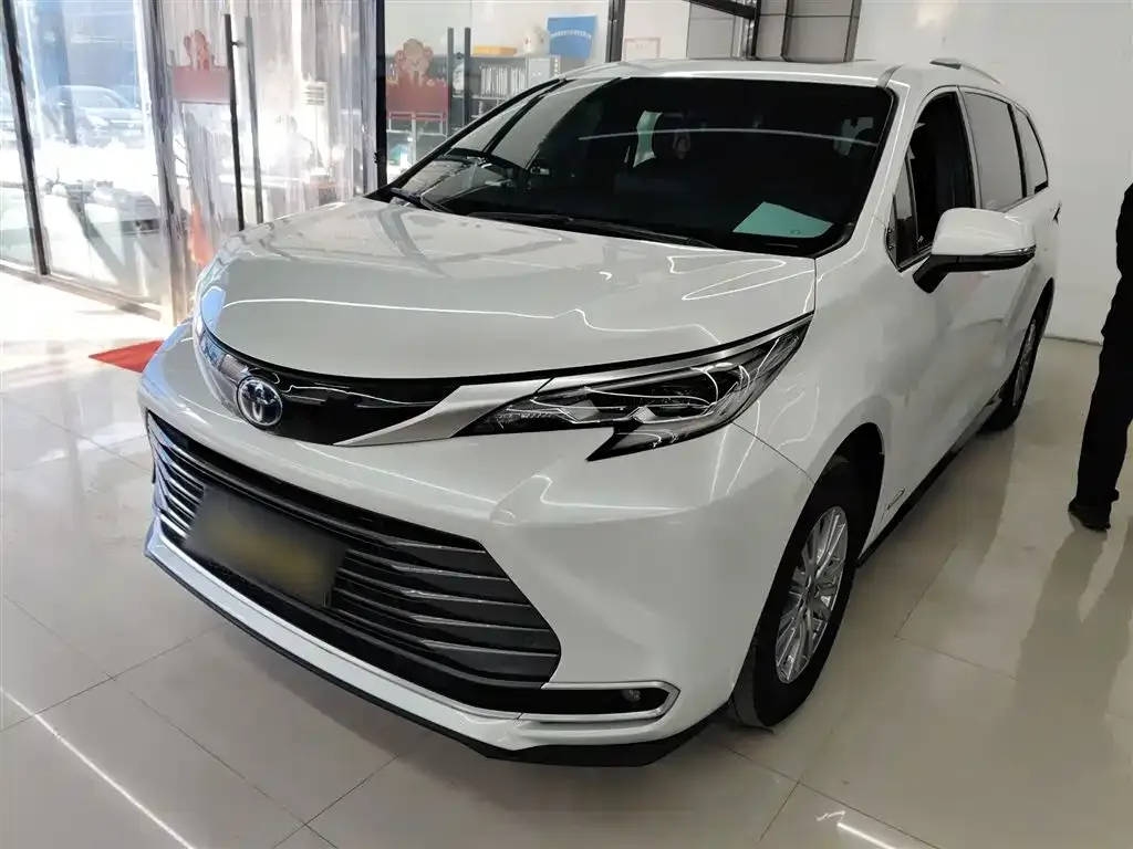 Toyota Sienna — фото 1