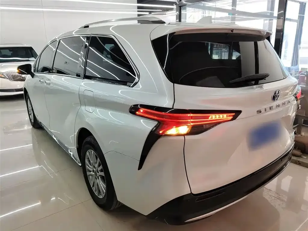 Toyota Sienna — фото 9