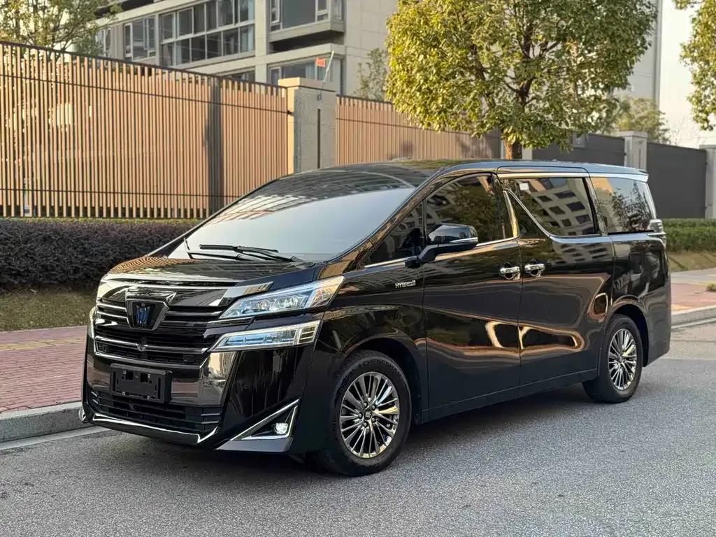Toyota Vellfire — фото 1