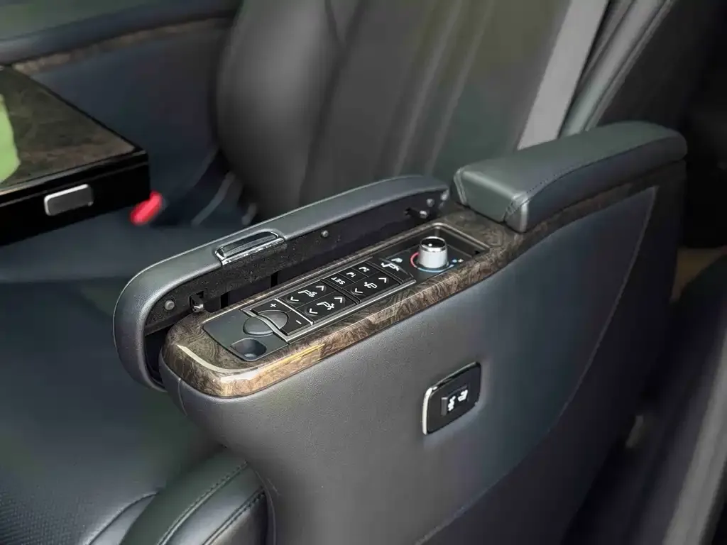 Toyota Vellfire — фото 3
